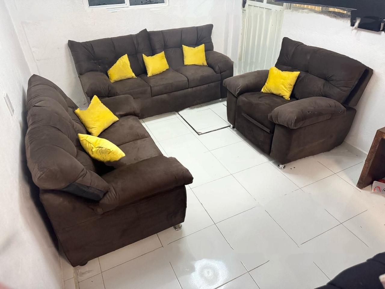 Sala 3-2-1 chocolate con cojines amarillos